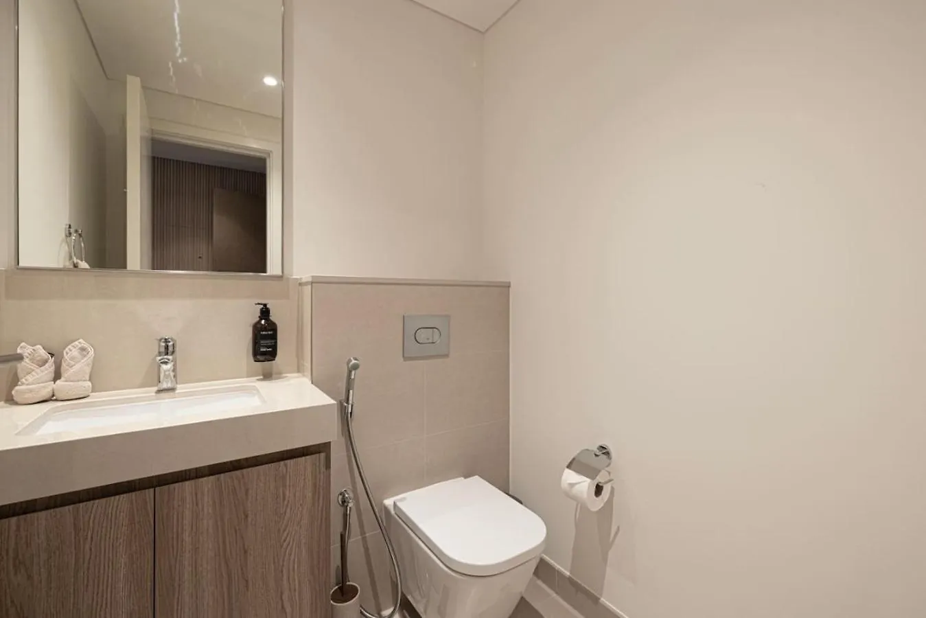 Seraya Residence 5 - 4Bdr - Burj Views - Private Jacuzzi Dubai Apartment