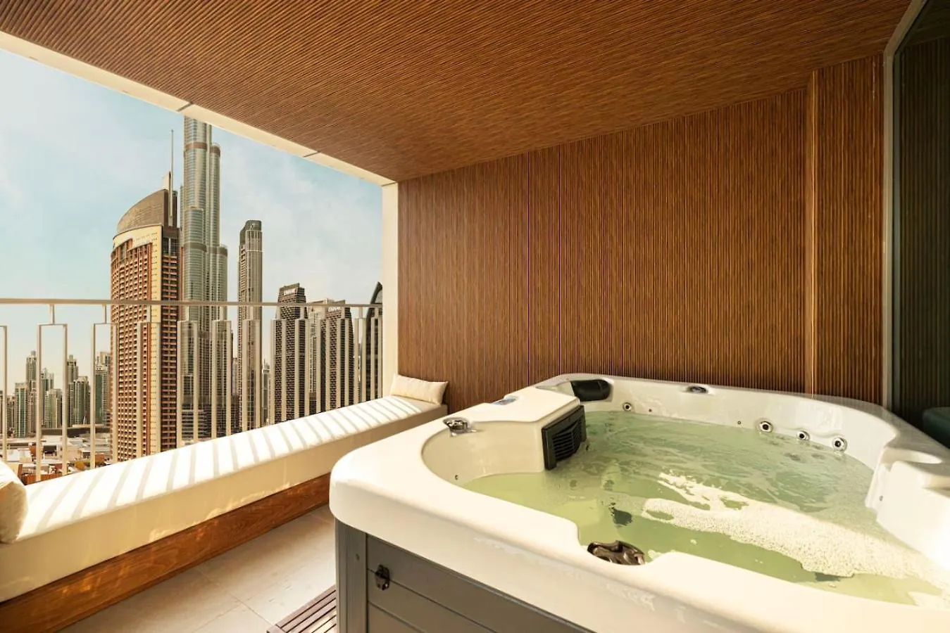 Seraya Residence 5 - 4Bdr - Burj Views - Private Jacuzzi Dubai Apartment
